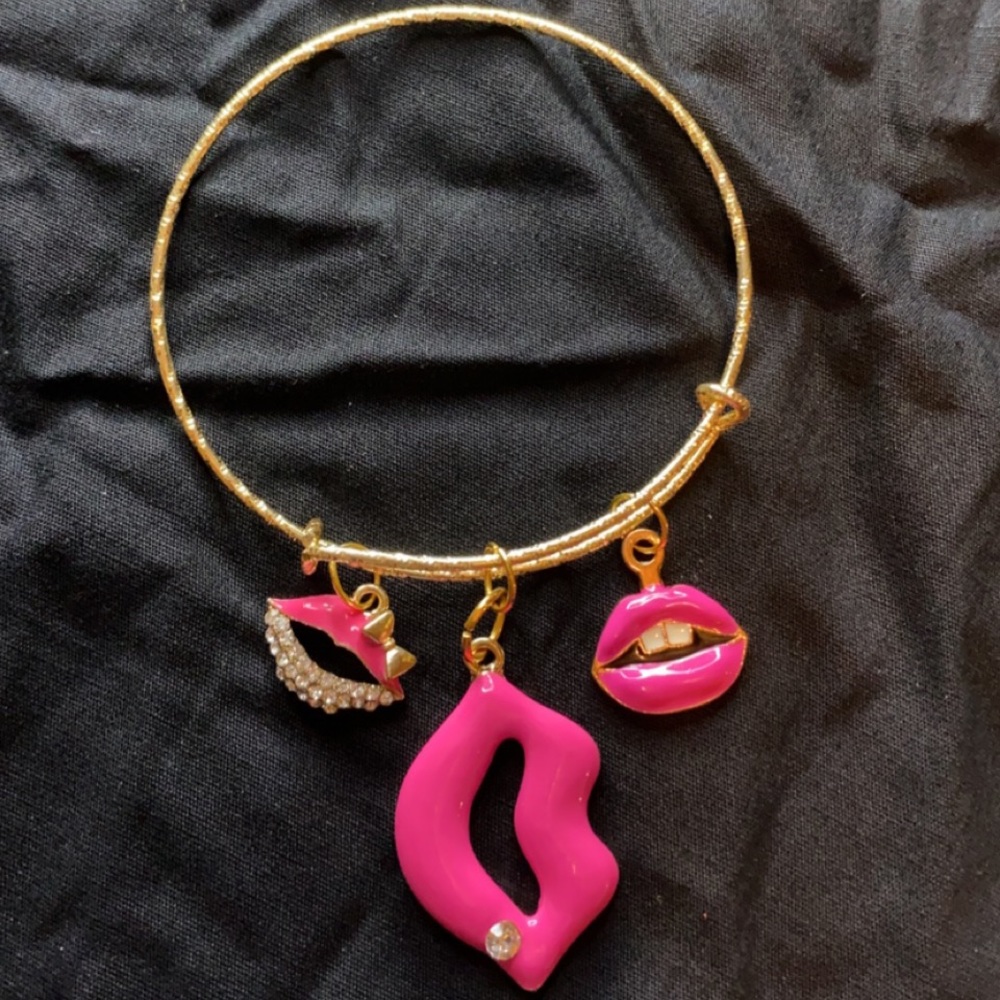 💖💖 Kissy Lip Bangle 💖💖 - Picture 3 of 3
